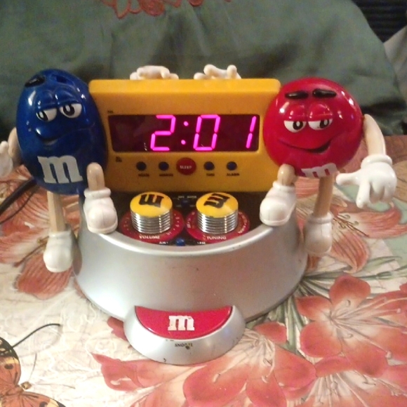 🤠Vintage Working M & M's Digital Alarm Clock Radio - Picture 1 of 8
